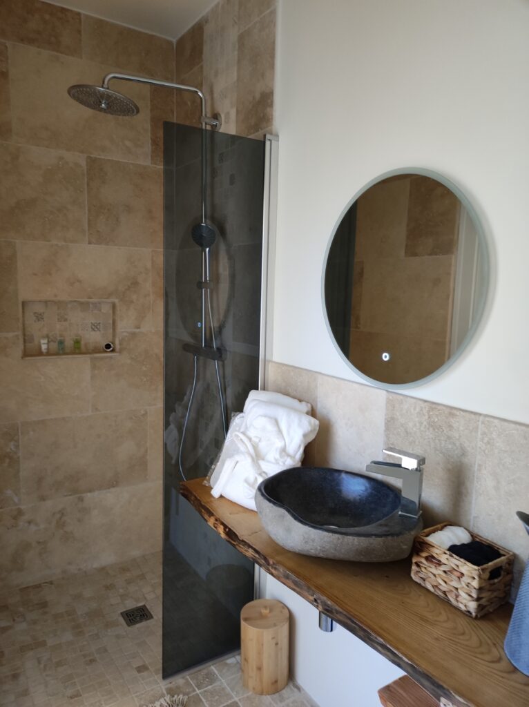 Salle de bain de la Chambre d’hôte et gîte avec jacuzzi en Cévennes : L’attrape rêve avec accès direct au jacuzzi spa